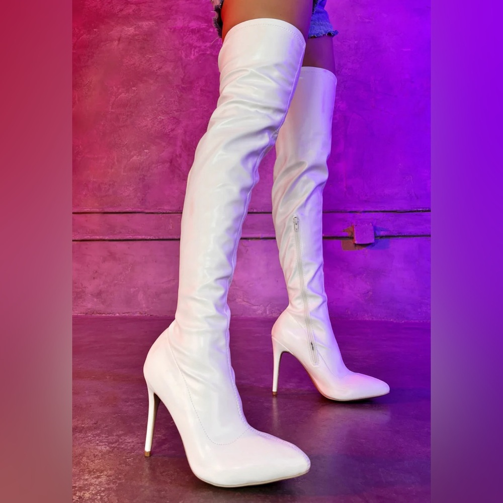 STRUT TO THE SALOON WHITE THIGH HIGH BOOTS